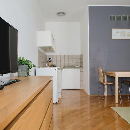 Apartments Artemus Music ไพราน ภายนอก รูปภาพ
