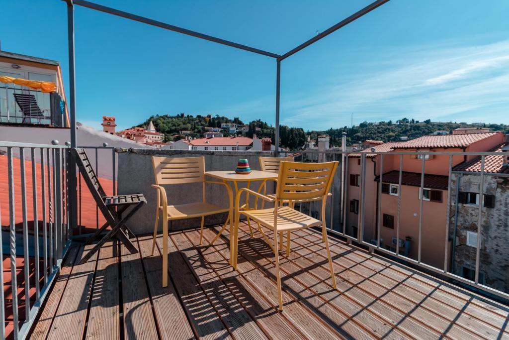 Apartments Artemus Music ไพราน ภายนอก รูปภาพ