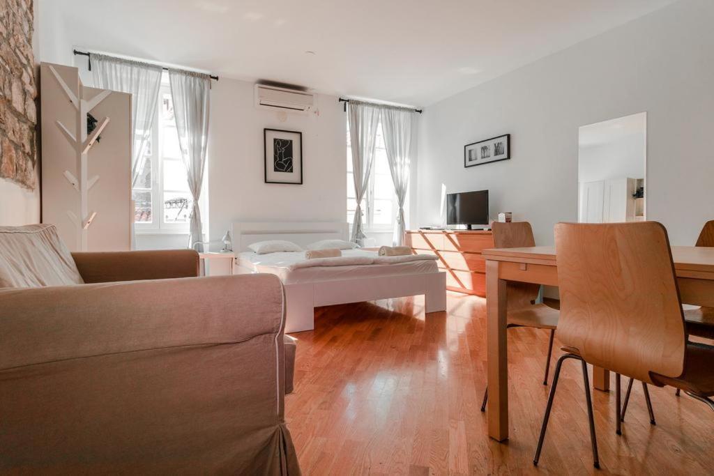 Apartments Artemus Music ไพราน ภายนอก รูปภาพ