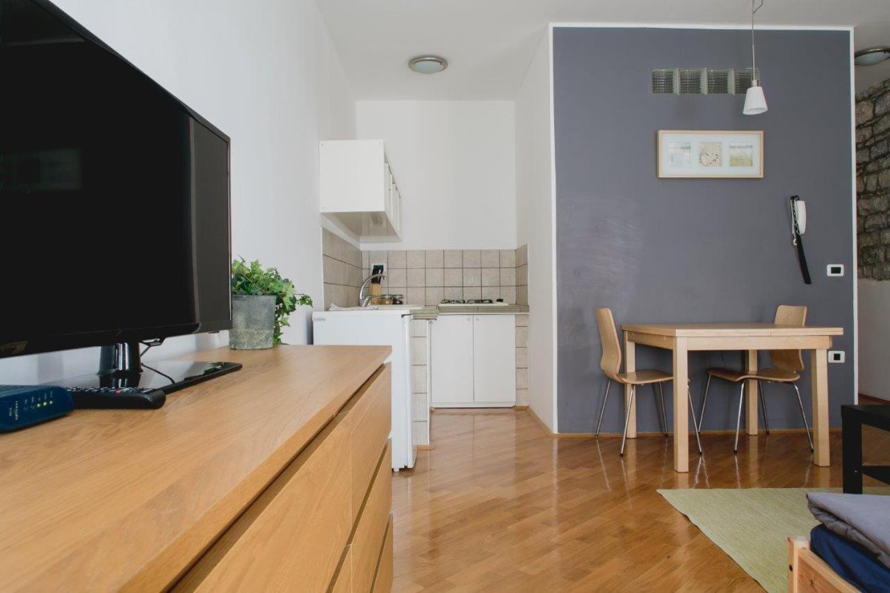 Apartments Artemus Music ไพราน ภายนอก รูปภาพ